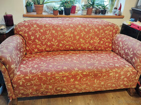 Staré sofa doprostoru