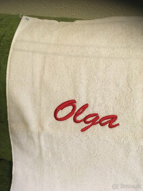 Nový vyšívaný bílý froté ručník s nápisem OLGA 90x50cm (3fot - 1