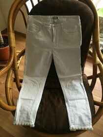 bílé nové džíny