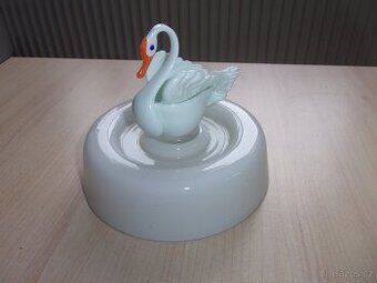 SKLENĚNÁ LABUŤ - snad víčko z dózy nebo solitér..?