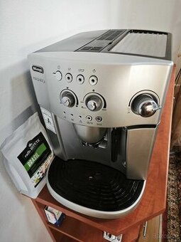 Plnoautomatický kávovar DeLonghi Magnifica ESAM 4000.SB