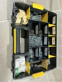 Spojovací materiál a další v pořadači Stanley