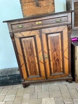 Vintage skříňka / starožitná komoda