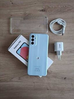 Samsung Galaxy M13 128 GB, světle modrý + ochranné pouzdro a