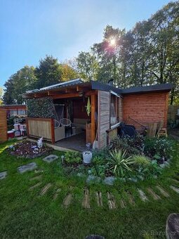Zahrada se zateplenou chatkou, pergolou 250m2