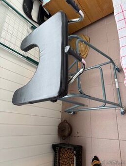 Invalidní chodítko pro seniory