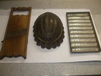 Staré formy a dřevěné struhadlo na zelí.