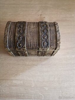 Pěkná dřevěná vyřezávaná šperkovnice