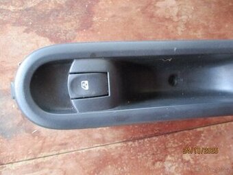 Spínač el. okna v pravo Renault Clio III 2010