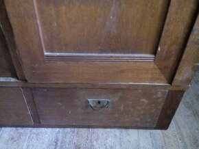 Secesní šatní skříň