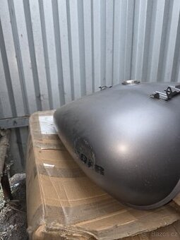 Nádrž suzuki intruder