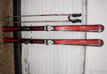 Skoro nové carvingové lyže 162 cm Atomic, skluznice v bezvad