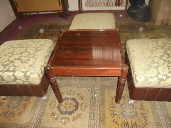 konferenční stolek se sedáky