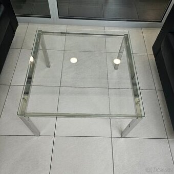 Skleněný konferenční stolek