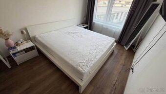Prodám bílou manželskou postel IKEA malm 180 × 200 komplet