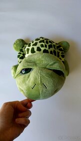 Plyšák želva s velkýma přivřenýma očima