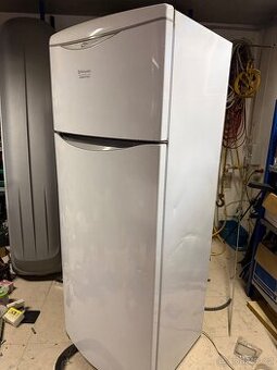 Lednice s mrazákem Ariston