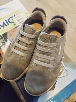 Prodám minimálně nošené dětské botasky Geox