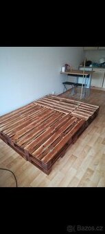 Postel z palet