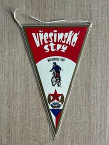 Závody, vlaječky, motocross, trofeje - Vřesinská strž