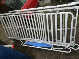 Mechanická nemocniční postel kovová s matrací a hrazdou