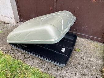 Střešní box na auto