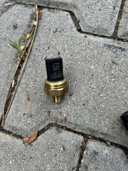 Snímač tlaku oleje 04C906060C