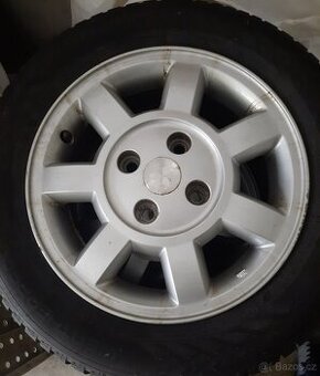 Alu kola r15 4x114,3 ET46. Nokian zánovní celoroční pneu