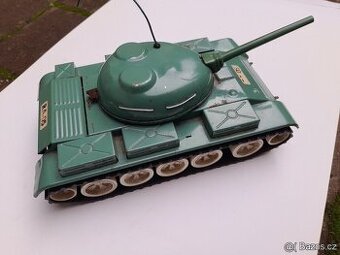 Retro plechový tank na baterky