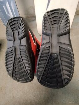 Snowboardy Westige a Sims s botami