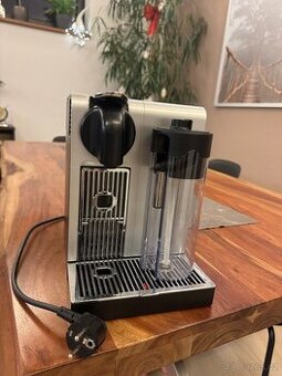 Kávovar Nespresso DeLonghi