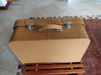 Kufříkový šicí stroj Lada