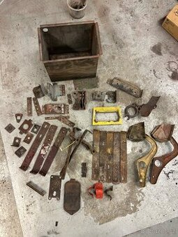 Skoda 110r / 110ls / 100 - kastlík baterky, držáky