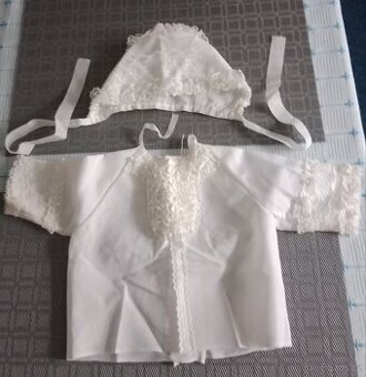 Čepička a košilka na křtiny