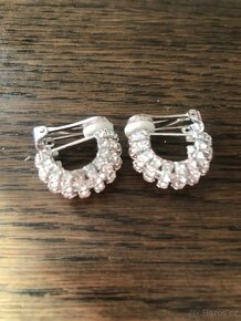 náušnice, ozdobné spony ,nové sluneční brýle,knihy - 1