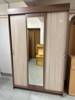 Šatní skříň s posuvnými dveřmi a zrcadlem – jako nová