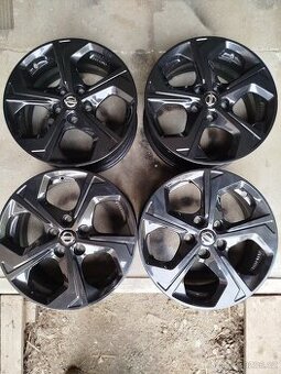 ALU Nissan 5x114,3 R17 7J ET45 střed 66,1mm