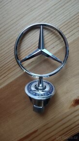Nový znak na kapotu Mercedes