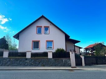 Prodej rodinného domu 252 m² s pozemkem 894 m²