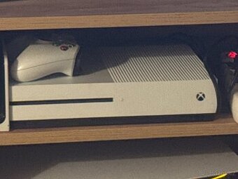 Prodám Xbox One + hry + ovladač