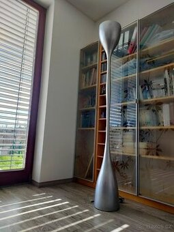 Designová stojací lampa stříbrná