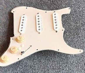 Prodám osazený pickguard na Stratocaster