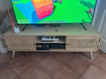 Tv stolek , pravé dřevo od Momenti.cz