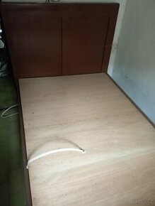 Starožitné postele na chalupu s úložným prostorem