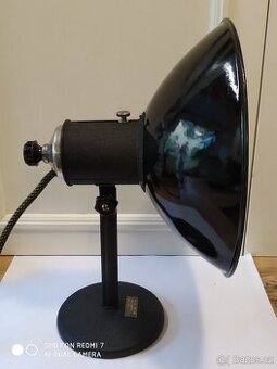 Stará starožitná industriální lampa funkcionalismus