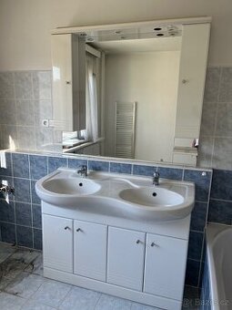 Dvojité umyvadlo se skříňkou + baterie