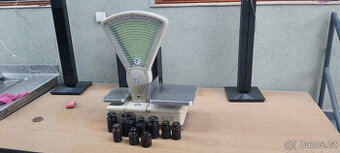 Mechanická váha + závaží, cena za celek 1000,-Kč