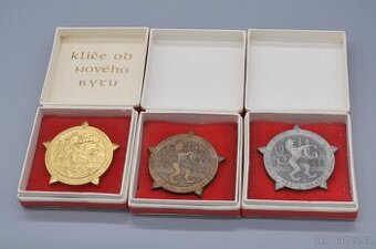 3 x plaketa medaile Budovatel Hradce Králové