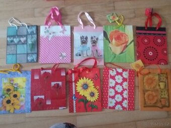 8 kusů dárkových tašek