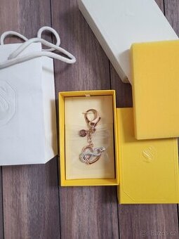 SWAROVSKI přívěsek na dámskou kabelku znak nekonečna a srdce